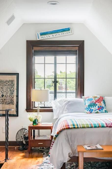 Luxe Comfort In An Artistic & Historic Holiday home
