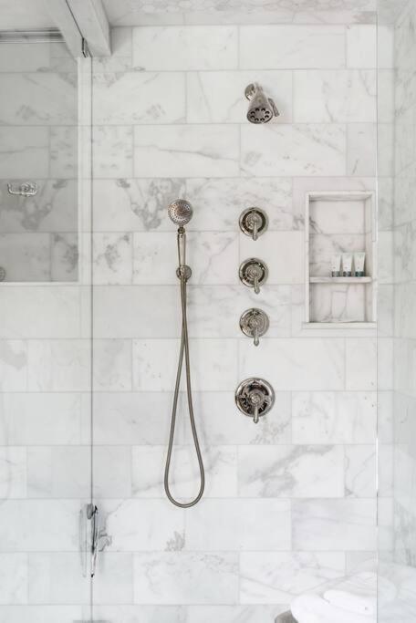 Luxe Comfort In An Artistic & Historic Holiday home