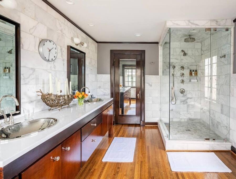 Luxe Comfort In An Artistic & Historic Holiday home