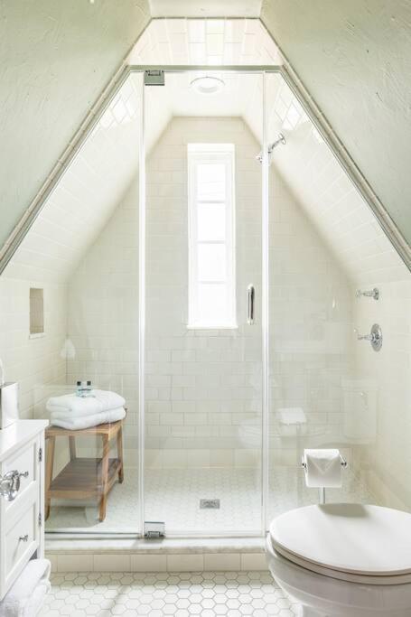Luxe Comfort In An Artistic & Historic Holiday home