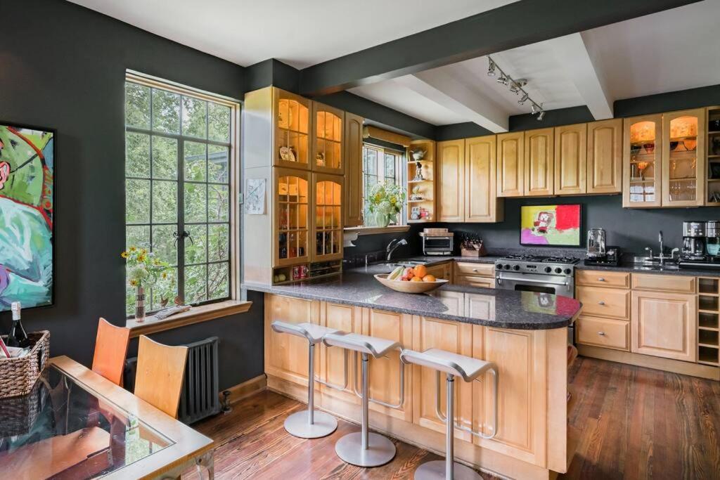 Luxe Comfort In An Artistic & Historic *