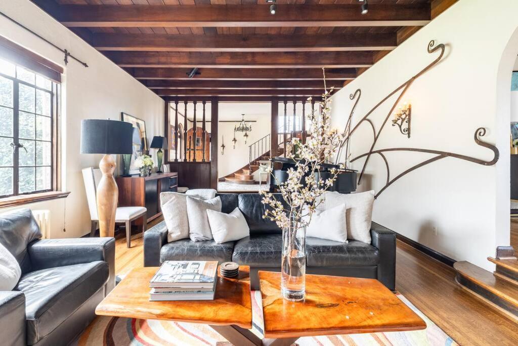Luxe Comfort In An Artistic & Historic Holiday home