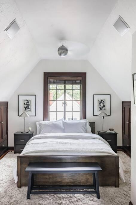 Luxe Comfort In An Artistic & Historic Holiday home *