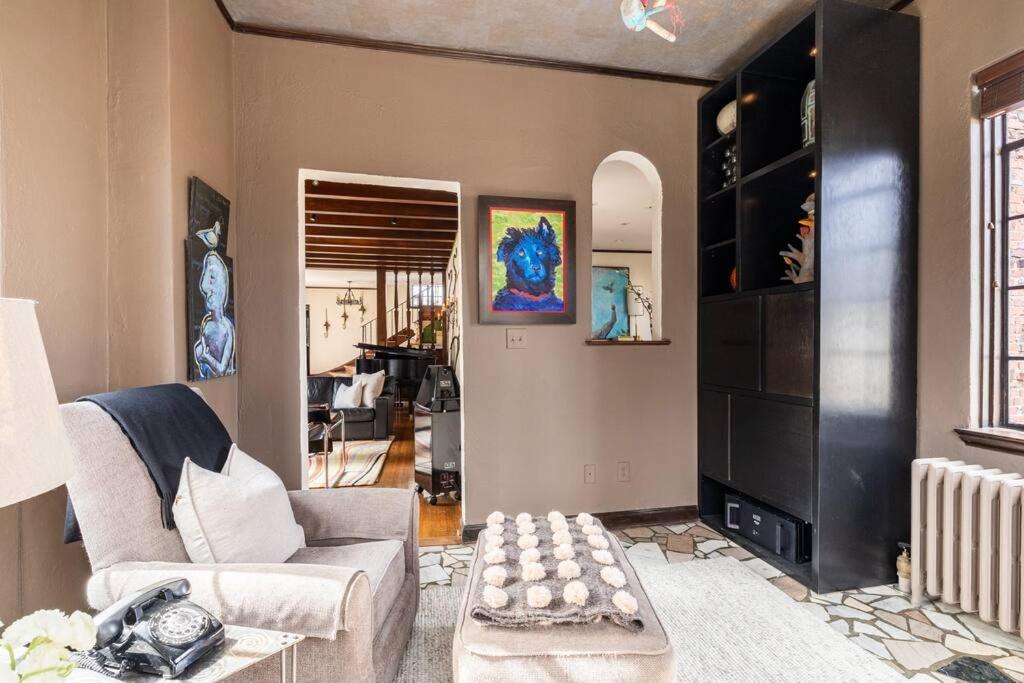 Luxe Comfort In An Artistic & Historic Holiday home
