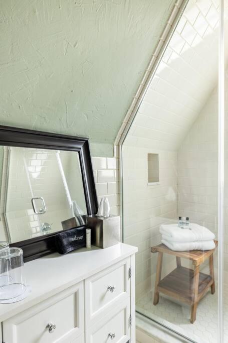Luxe Comfort In An Artistic & Historic Holiday home Nashville