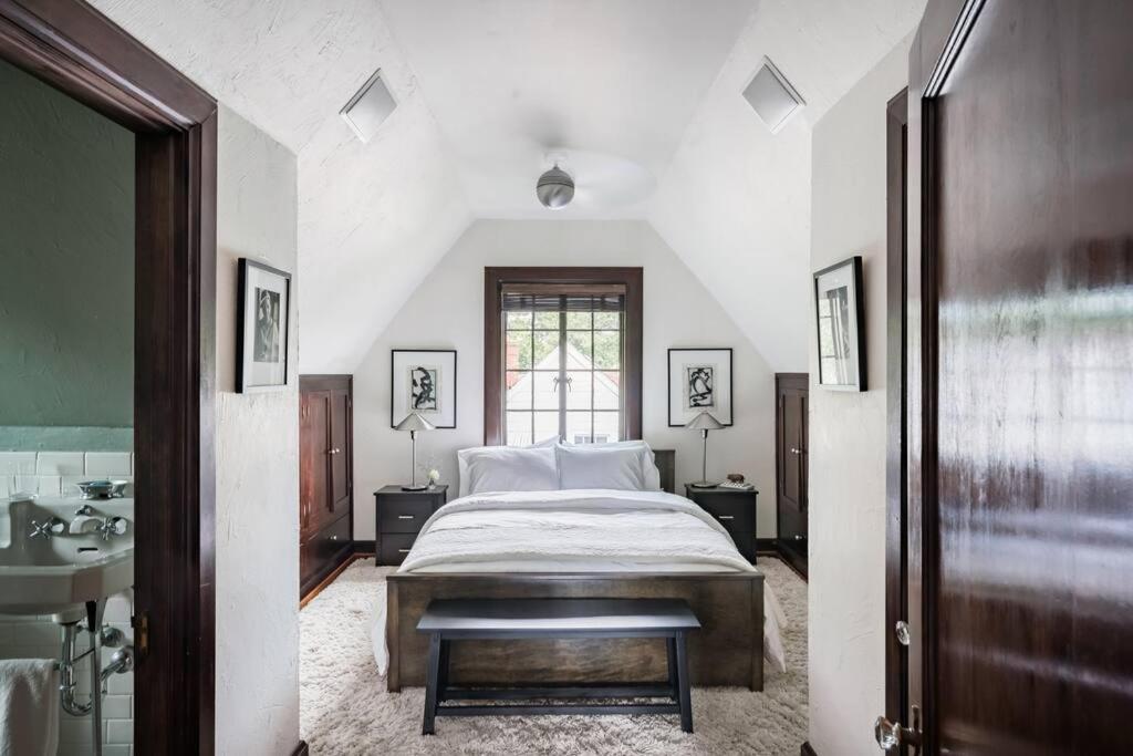 Luxe Comfort In An Artistic & Historic Holiday home *