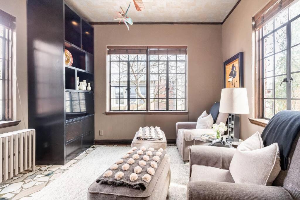 Luxe Comfort In An Artistic & Historic Holiday home