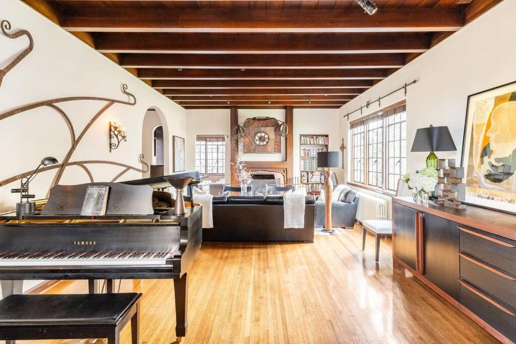 Luxe Comfort In An Artistic & Historic Nashville