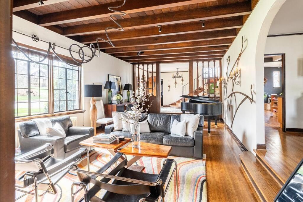 Luxe Comfort In An Artistic & Historic Holiday home *